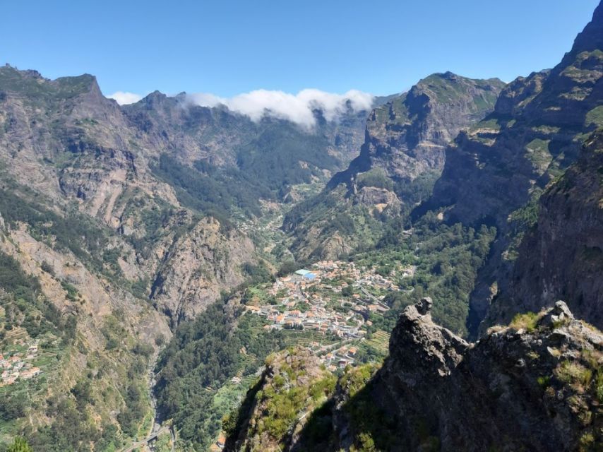 Eira do Serrado / Curral das Freiras (Nun's Valley) - Looking down from Eira do Serrado