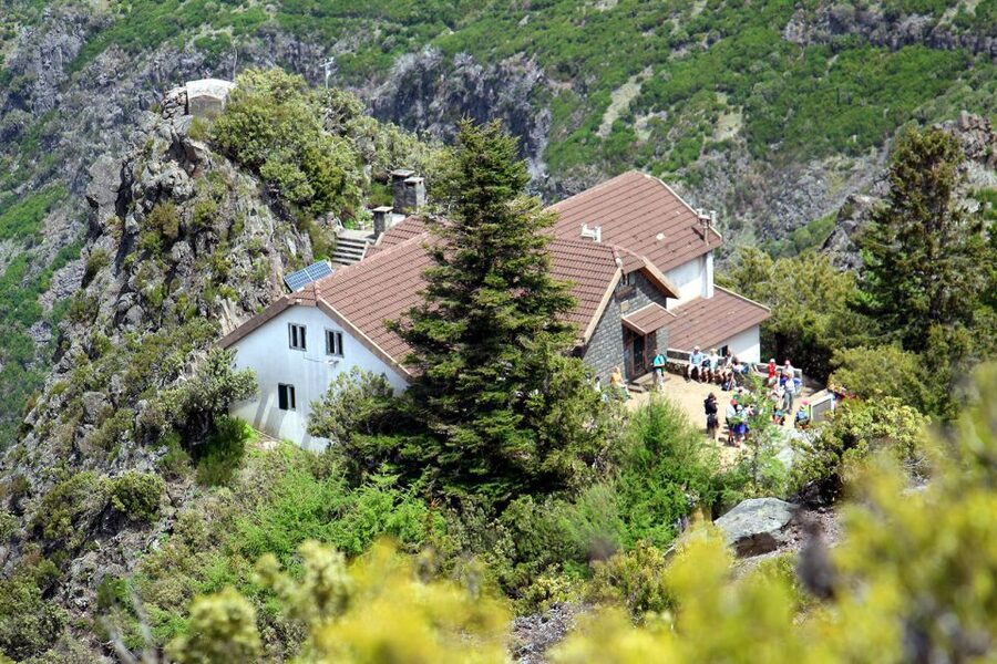 From Funchal: Madeira Peaks Mountain Walk - The descent toward Achada do Teixeira