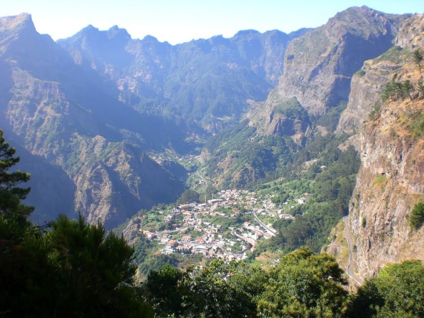 Funchal: Eira do Serrado Nun´s Valley viewpoint tuk tuk Tour - Why a tuk tuk works here