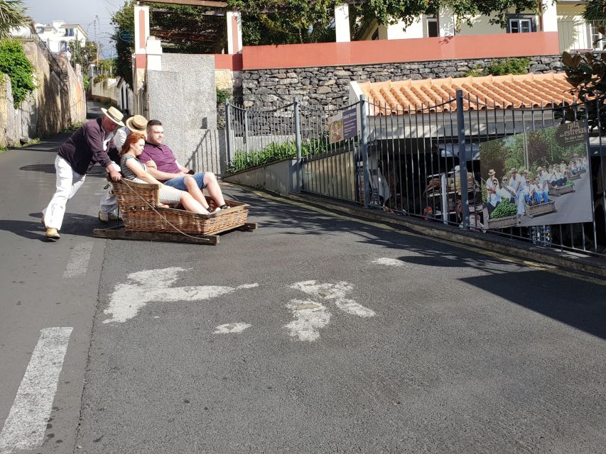 Funchal: Monte Toboggan and Old Town Tour by Tuk-Tuk - The 20-minute climb to Monte