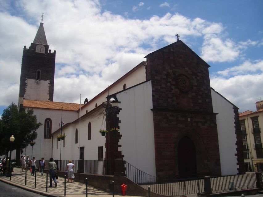Funchal: Private Guided Walking Tour - The Old Town, Sea Avenue, and City Door