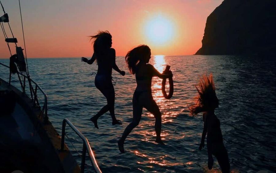 Funchal: Sunset Tour on Traditional Madeiran Boat w/ Drinks - Setting sail from Funchal on the Dragão