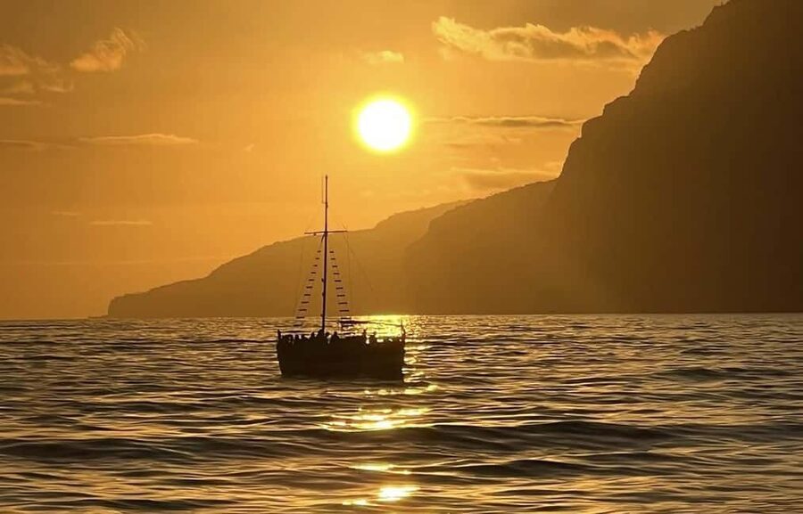 Funchal: Sunset Tour on Traditional Madeiran Boat w/ Drinks - Wine, beer, music, and the social mood
