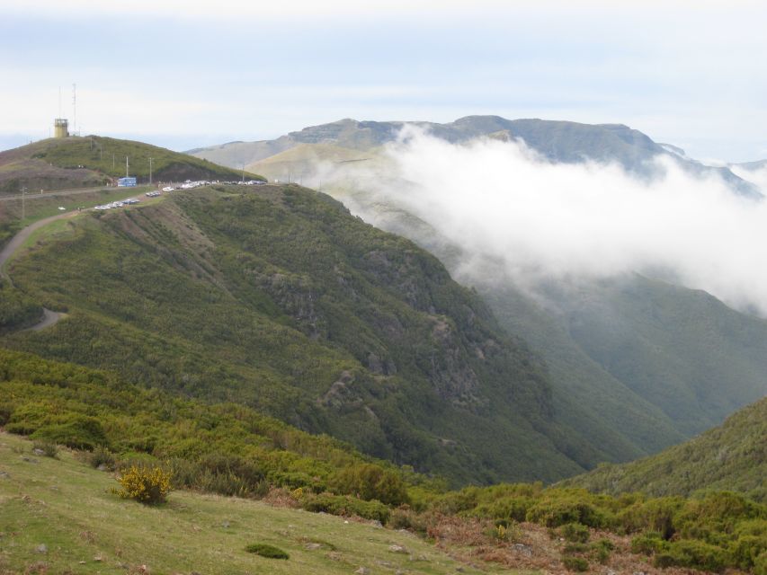 Levada do Alecrim (Madeira Lakes) Full-day walk - Starting on the levada near Paul da Serra