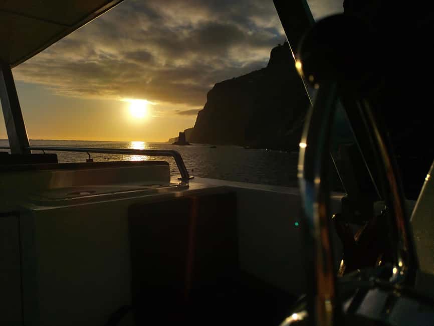 Madeeira: Sunset dinner cruise - Pickup from Funchal hotels and nearby stops