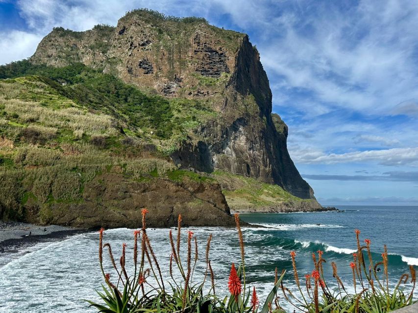 Madeira : East Tour - Santana North Side - Santana’s thatched houses and the north coast