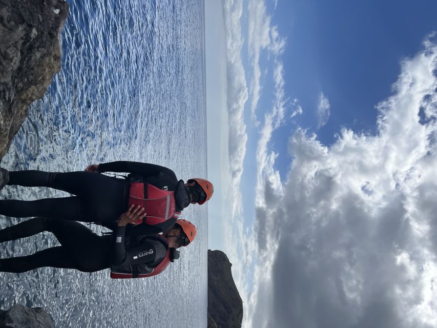 Madeira: Garajau Coastal Hike and Cliff Jumping - Free climbing along the rocks