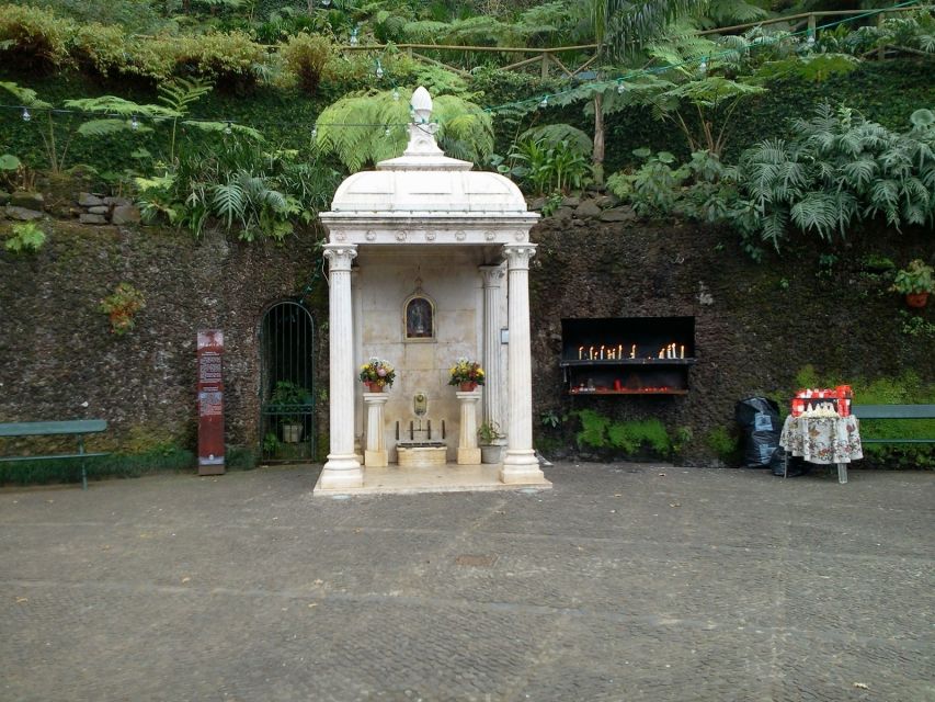 Madeira: Monte Sightseeing Tour & Toboggan Sled Ride - Monte Church and the last emperor