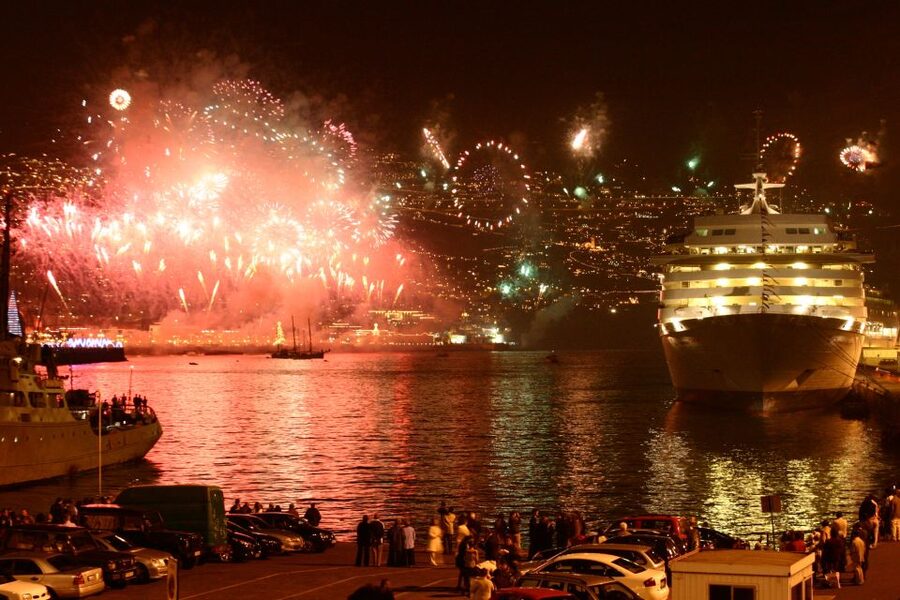 Madeira: New Year's Eve Fireworks by Catamaran - Meeting at Cais 8 in Funchal Marina