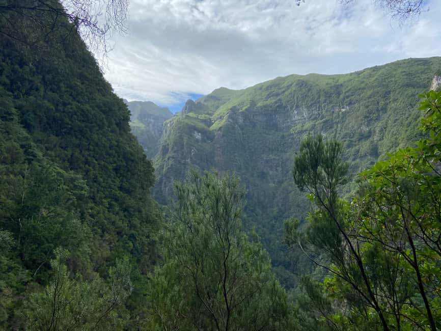 Madeira: PR 9 - Levada do Caldeirão Verde Hike Transfer - Reaching the Caldeirão Verde waterfall