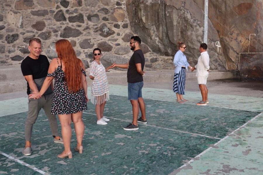 Madeira: Salsa and Bachata dance and discovery experience - What happens during the one-hour class