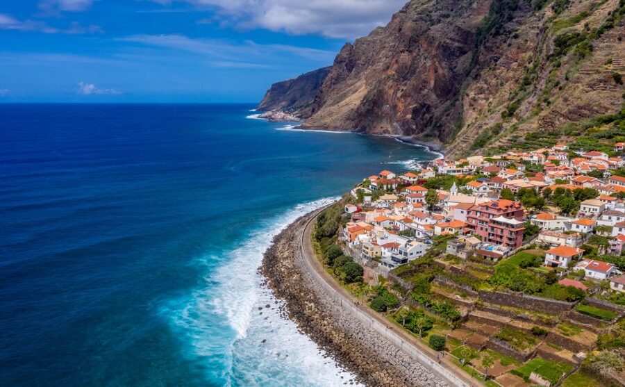 Madeira : Southwest coast, Run & Anjo´s Waterfall 4x4 Tour - Forest roads, Fonte do Bispo, and the waterfall element