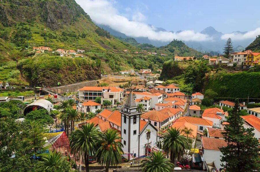 MADEIRA TOUR - PORTO MONIZ WEST TOUR AMAZING SWIMMING POOLS - Véu da Noiva: a waterfall over the sea