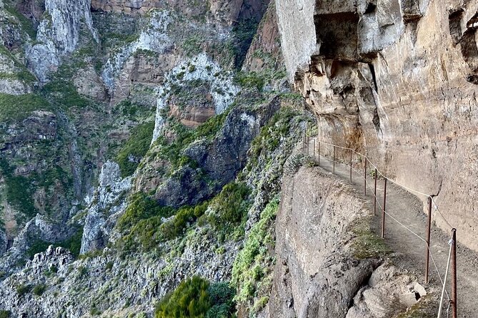 Morning Transfer To Pico Do Arieiro, Hike To Pico Ruivo & Return From Teixeira - What the $37.51 price really buys