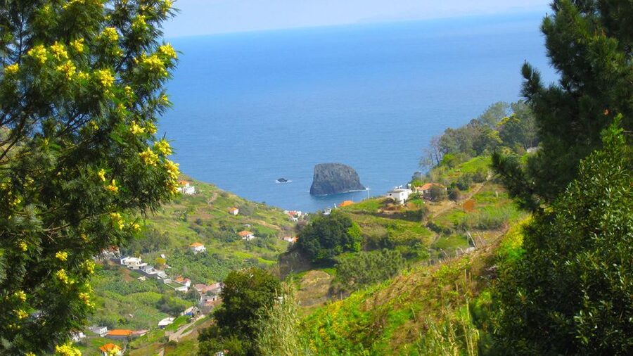 Referta / Castelejo - Levada Walk - Penha d’Águia, the rock that dominates the view