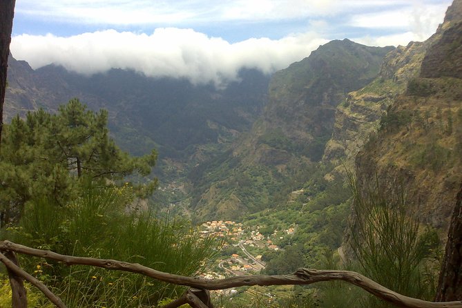 Scenic Route - Nuns Valley Tour - Eira do Serrado reveals the valley’s dramatic shape