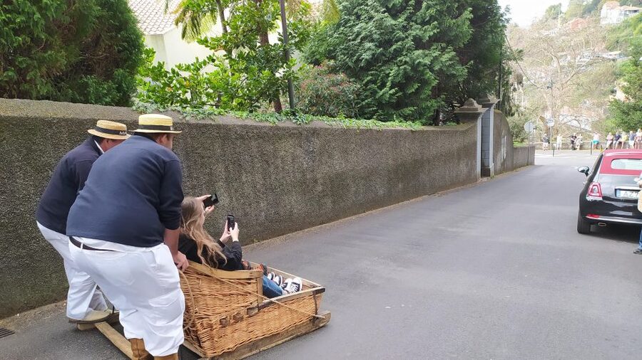 Tuk Tuk Monte Toboggan - Madeira Island - What happens at the Monte toboggan station